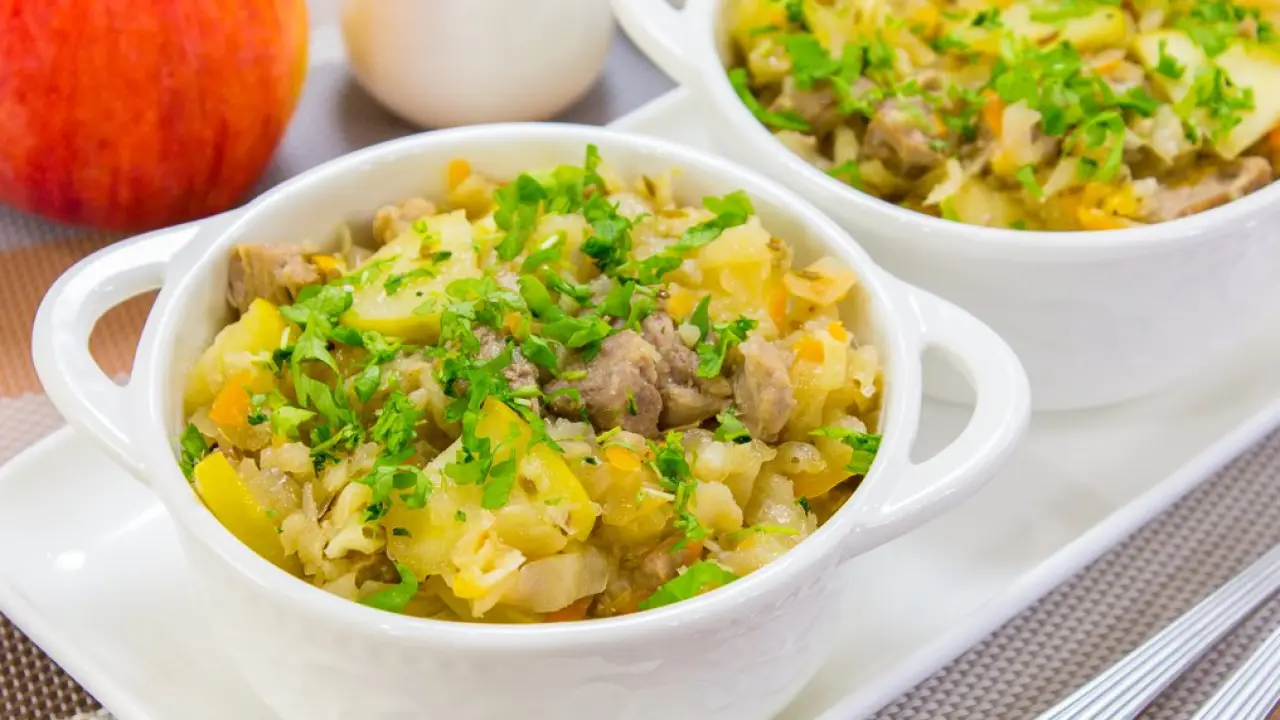 Тушеная свинина с капустой и яблоками - рецепт с фото
