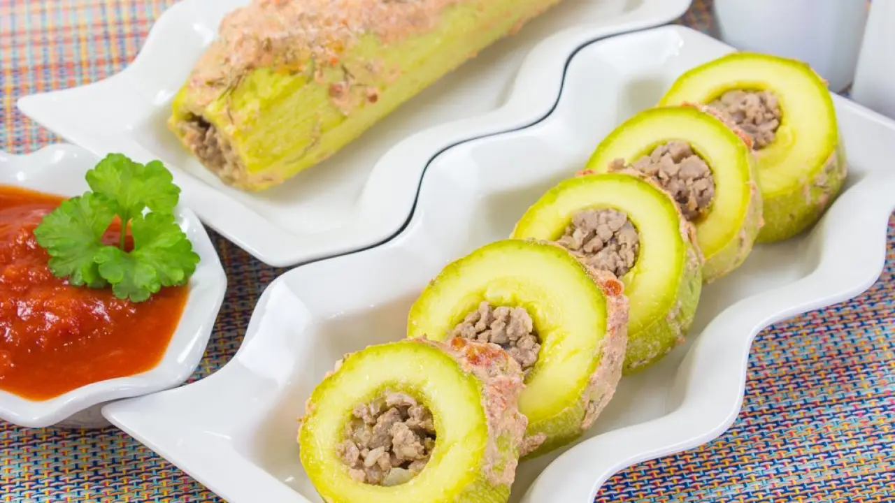 Фаршированные кабачки с мясом в томатном соусе - рецепт с фото
