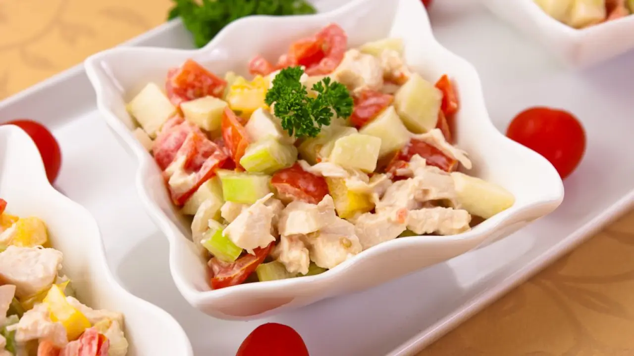 Куриный салат с яблоком и сельдереем - рецепт с фото