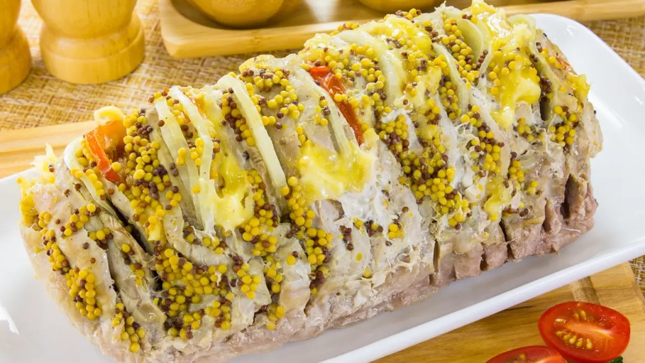 Свинина «Гармошка» с грибами, сыром, луком и томатами - рецепт с фото