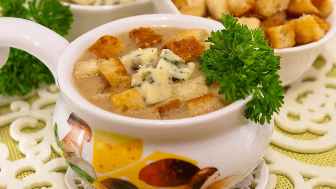 Грибной суп с сыром с голубой плесенью и сухариками - рецепт с фото