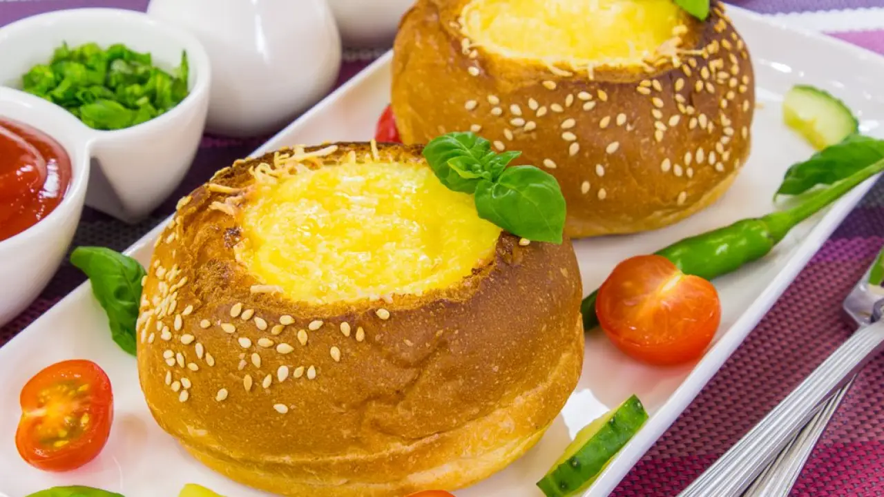 Запеченные булочки с яйцом и овощами - рецепт с фото