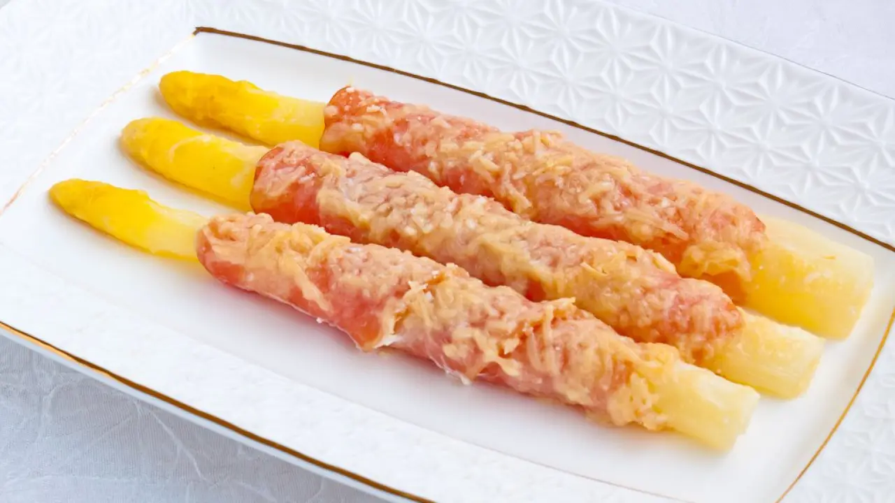 Запеченная спаржа с сыром и беконом - рецепт с фото