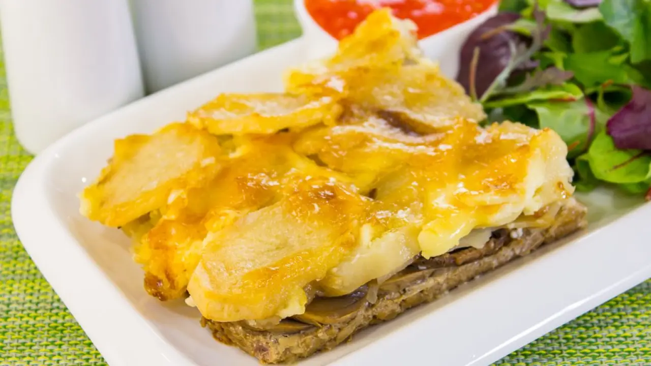 Запеченный картофель с фаршем и грибами - рецепт с фото