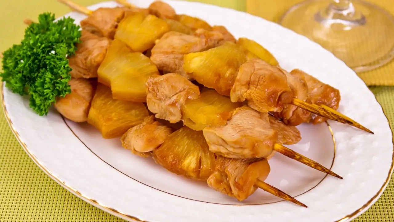 Домашние шашлычки из куриного филе с ананасами - рецепт с фото