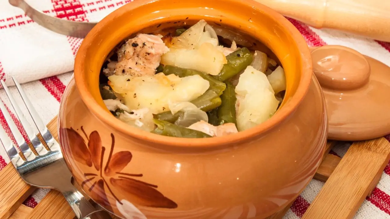 Тушеная свинина с картофелем и стручковой фасолью в горшочках - рецепт с фото