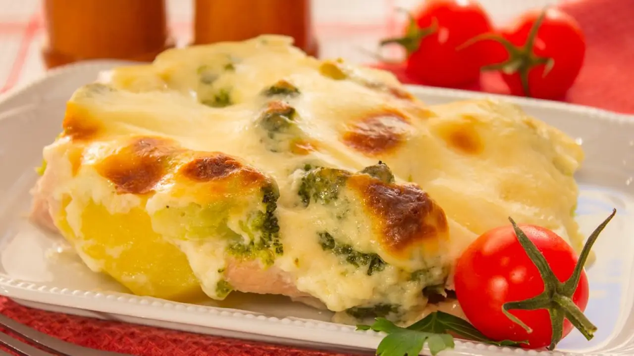 Картофельная запеканка с брокколи и индейкой под соусом бешамель - рецепт с фото