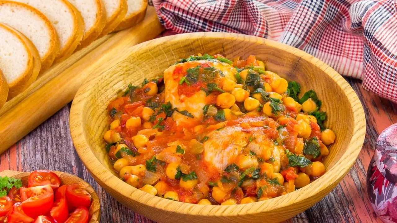 Тушеная куриная голень с томатами и нутом - рецепт с фото