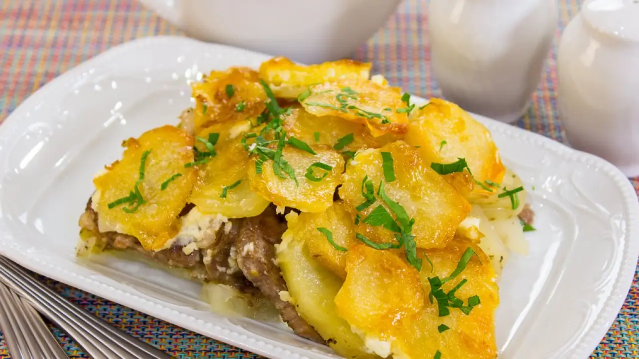 Картофель с мясом под майонезной шапкой - рецепт с фото