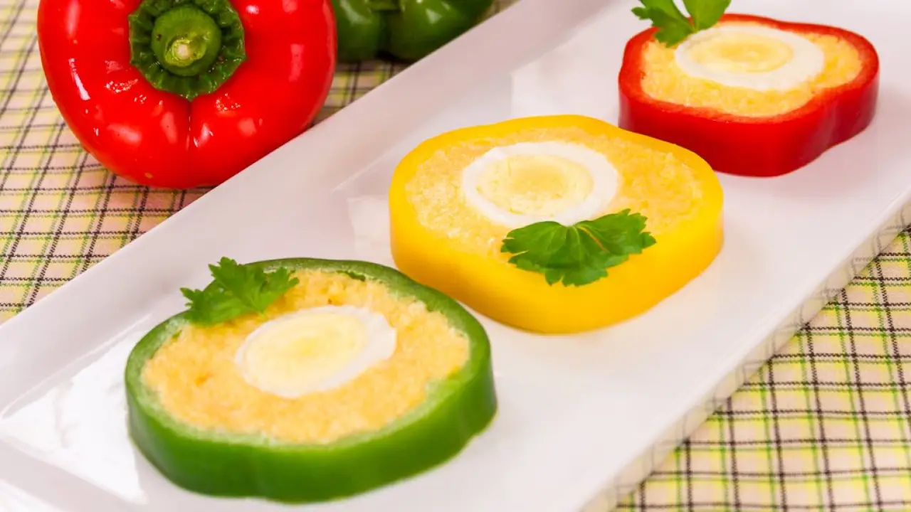 Фаршированный перец с яйцами и сыром - рецепт с фото