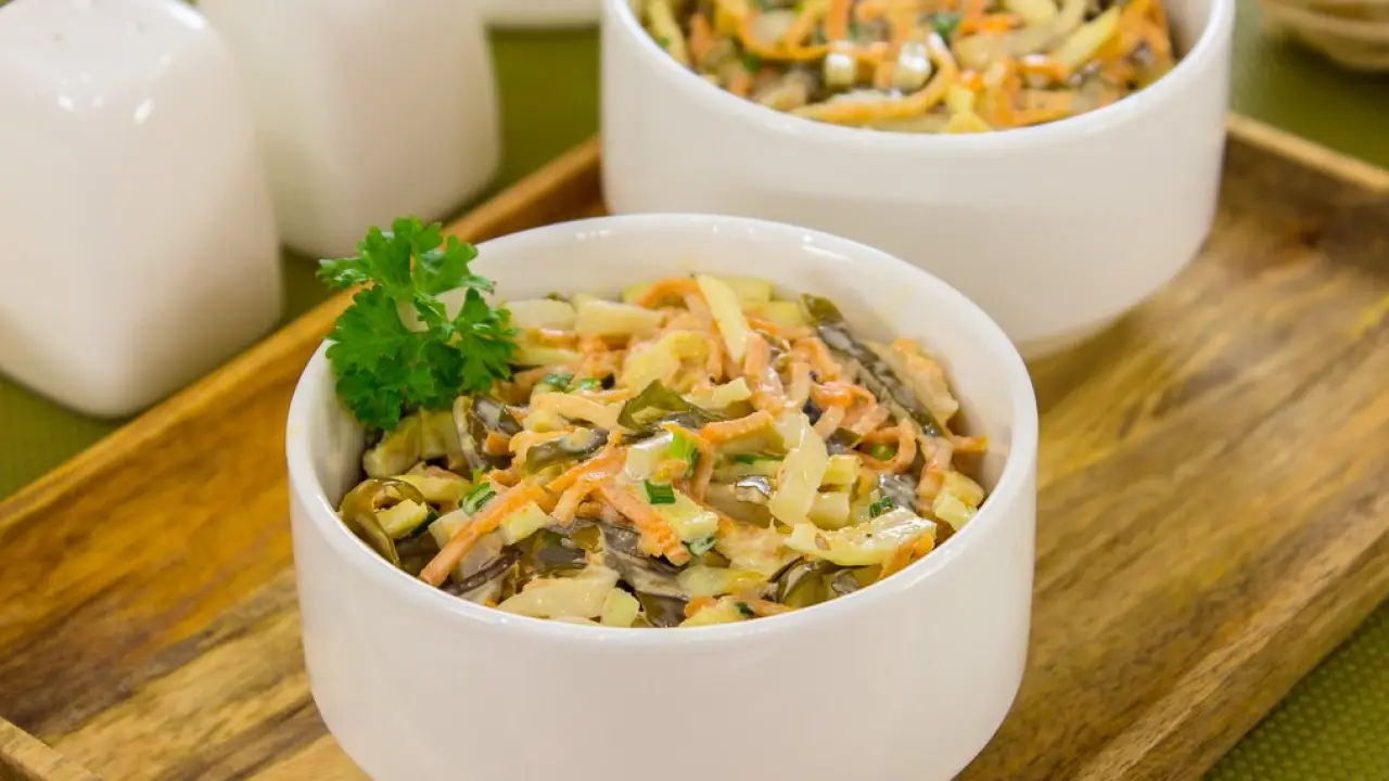 Салат из кальмаров с морковью по-корейски и морской капустой - рецепт с фото