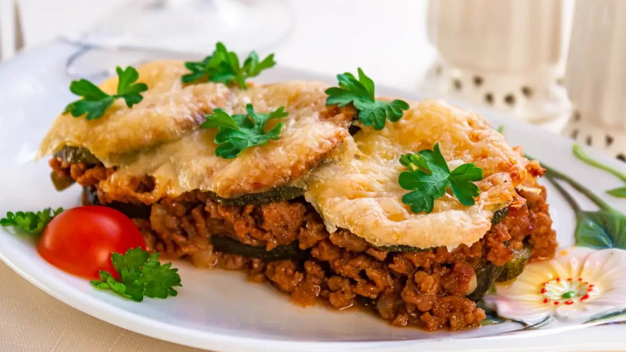 Запеченное блюдо из цукини с мясным фаршем - рецепт с фото