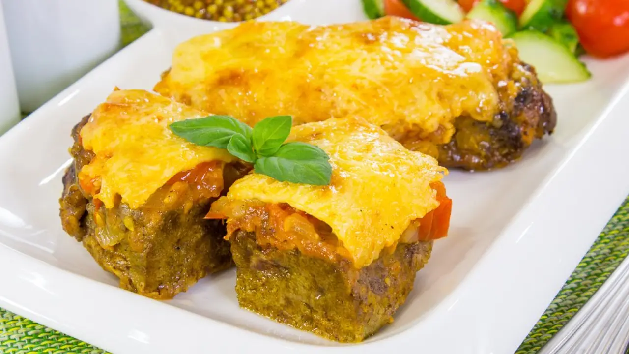 Запеченная печень с луком, помидорами и сыром - рецепт с фото