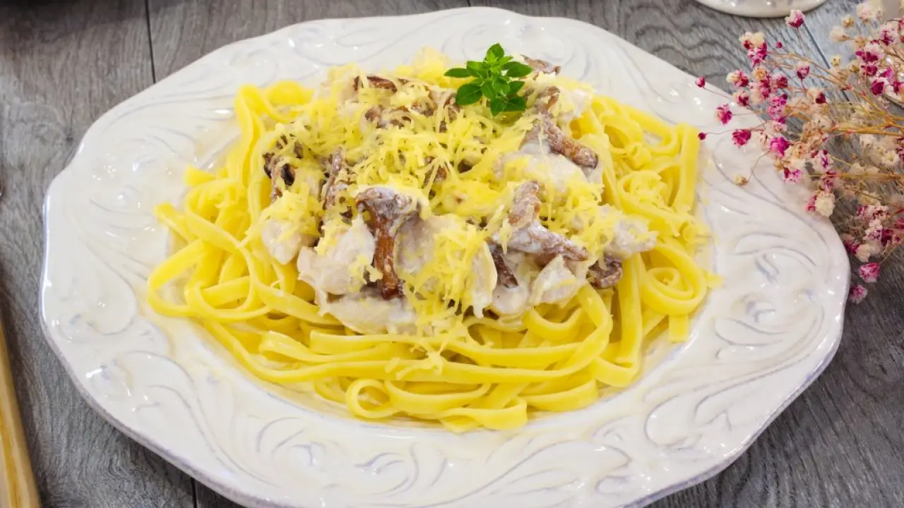 Куриное филе с лисичками в соусе из сливок - рецепт с фото