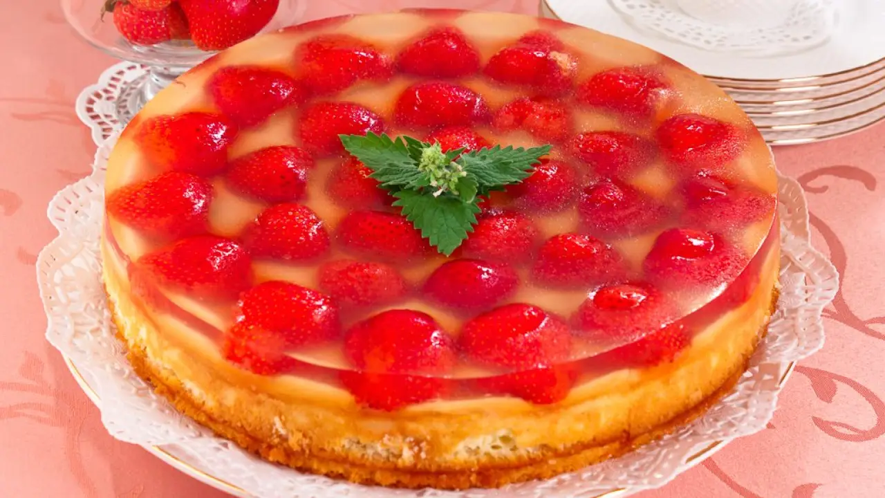 Клубничный торт с сырным кремом и желе - рецепт с фото