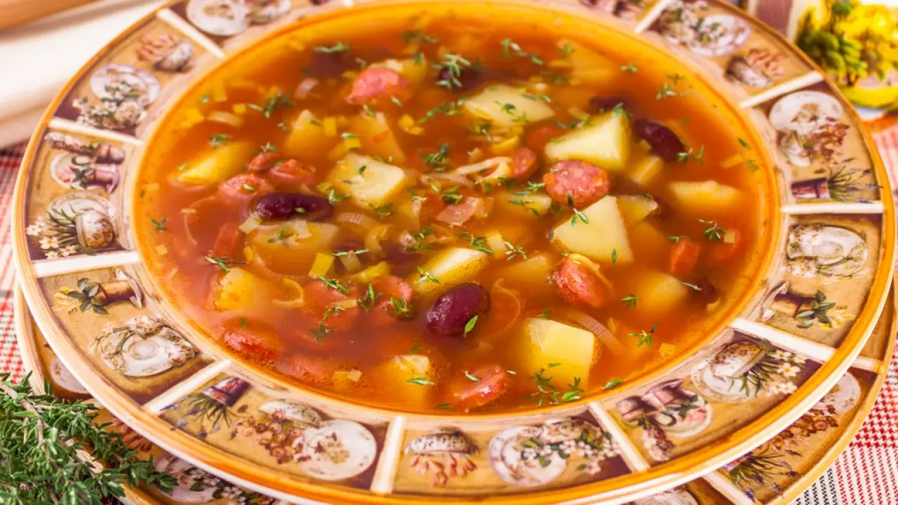 Суп с фасолью, томатами и охотничьими колбасками - рецепт с фото