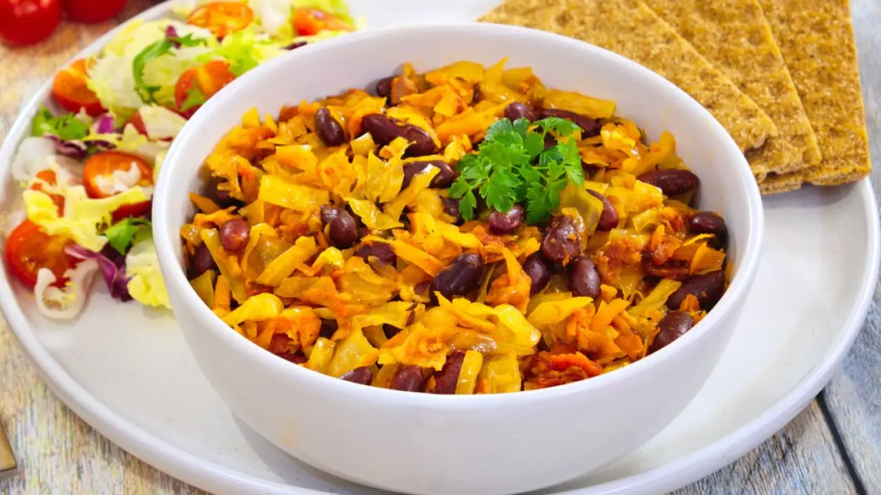 Тушеная фасоль с беконом и капустой - рецепт с фото