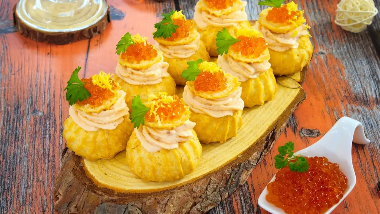 Профитроли сырные с муссом из форели - рецепт с фото