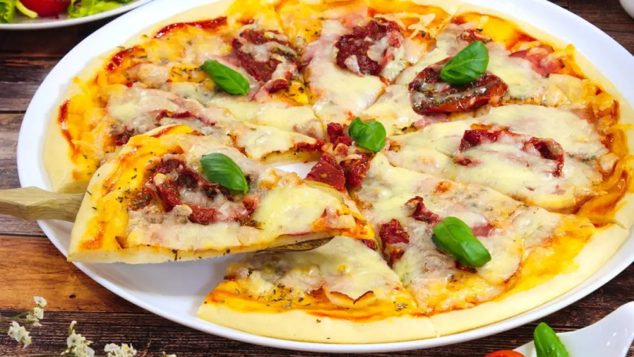 Пицца с беконом и вялеными томатами - рецепт с фото