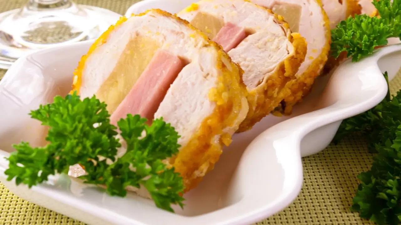 Фаршированное куриное филе с ананасами, сыром и ветчиной - рецепт с фото
